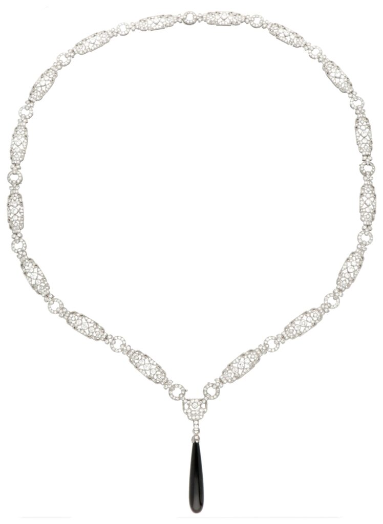 Art Deco sautoir bezet met diamanten en een onyx pampel