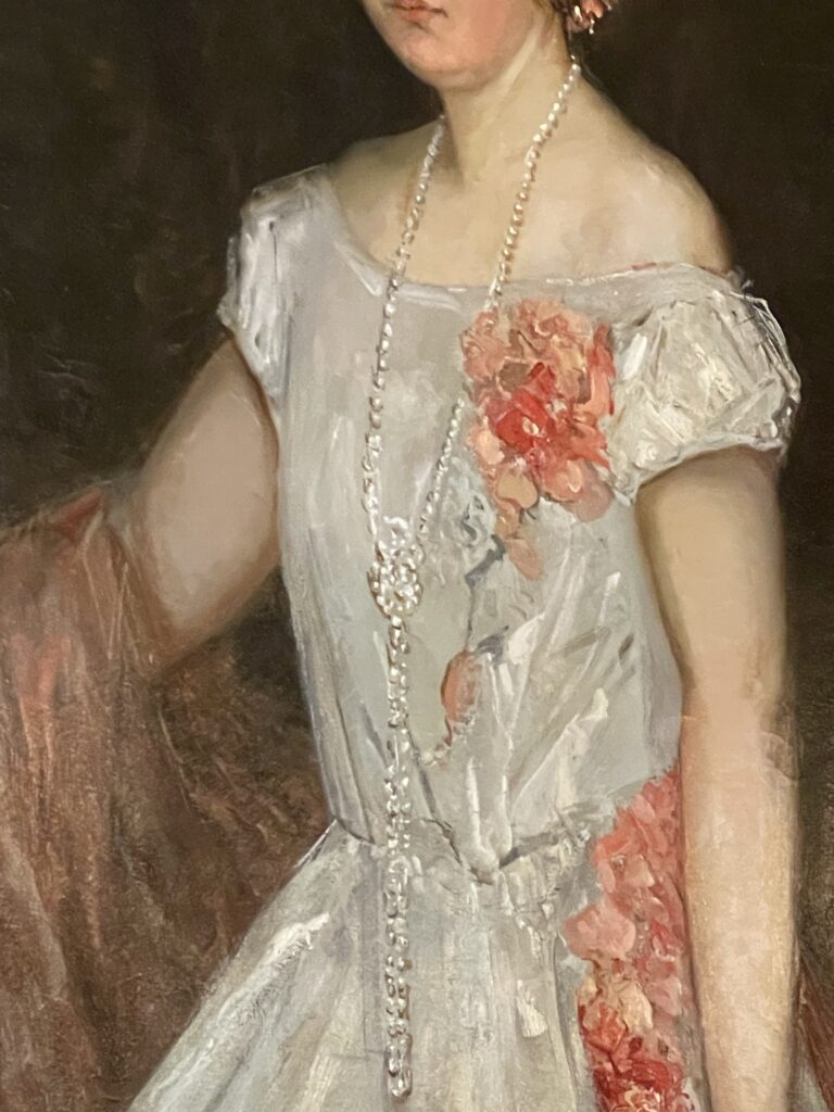 Detail van het portret van Princes Juliana waarbij we haar diamanten sautoir beter kunnen zien