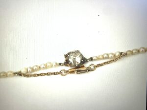 Parelcollier met een roségouden slot bezet met een roosgeslepen diamant