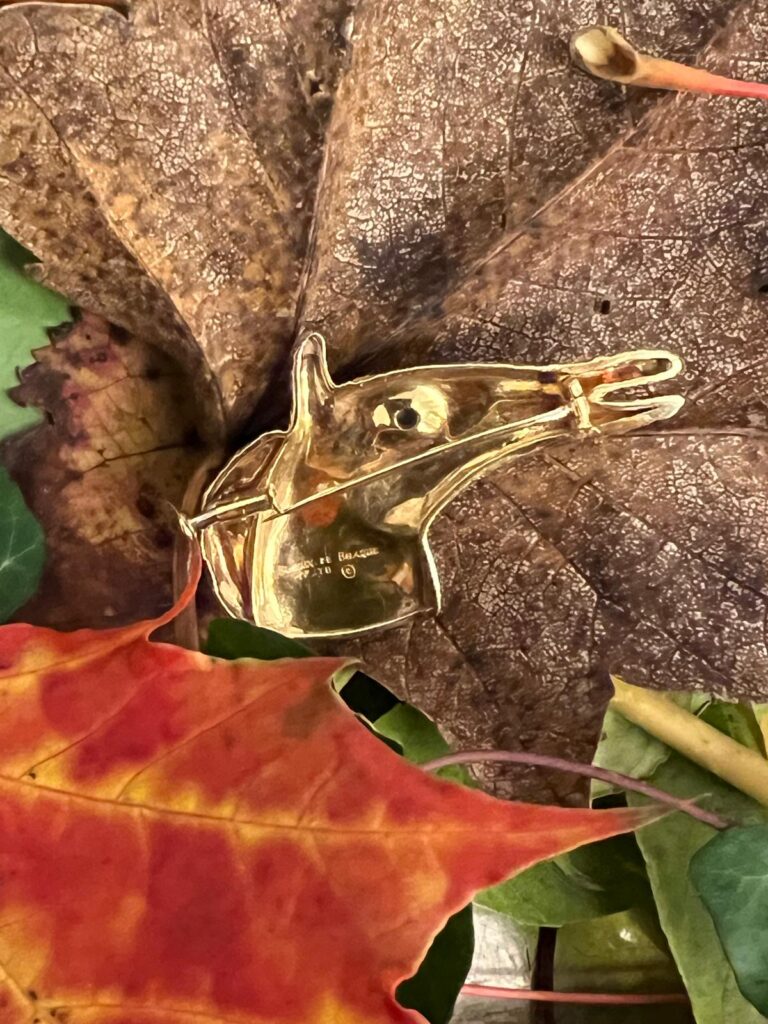 Achterzijde broche Areion van Braque