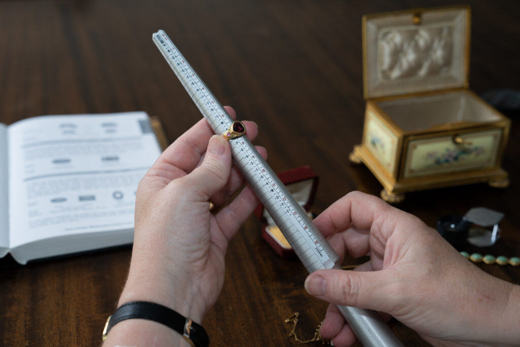 Met de ringstok bepaal ik de maat van de ring