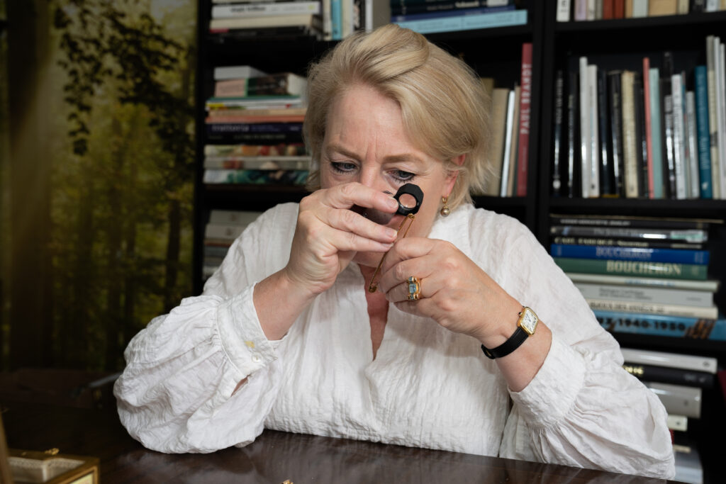 Als register taxateur bestudeer ik uitgebreid sieraden.
